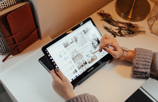 Ilustrasi Harga Tablet Samsung Murah dibawah 1 Juta  Sumber Unsplash/Brooke Cagle