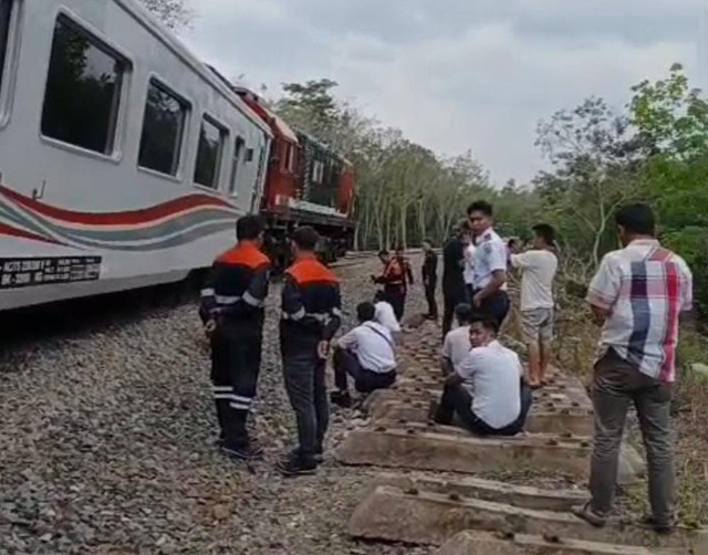 Kereta Api Kuala Stabas yang anjlok di Tulung Buyut, Way Kanan, Lampung. | Foto: Ist