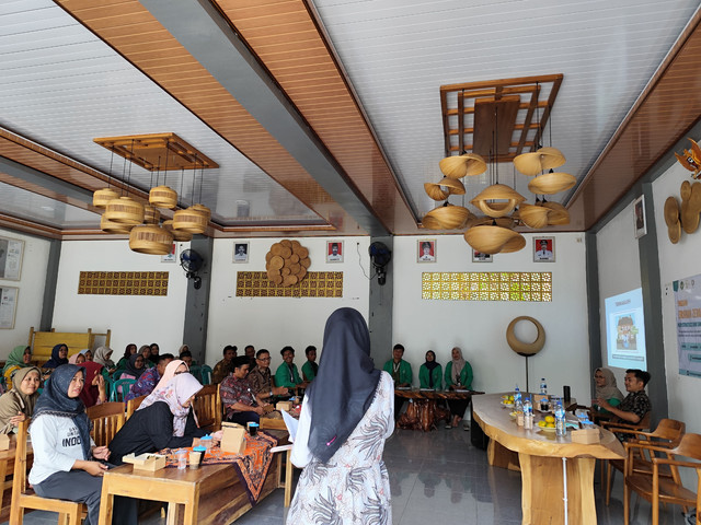 PDD KKN 05 UIN SAIZU: Pelaksanaan Seminar Gerakan Zero Waste di Desa Somagede Kec. Sempor Kab. Kebumen oleh Puskesmas 2 Sempor