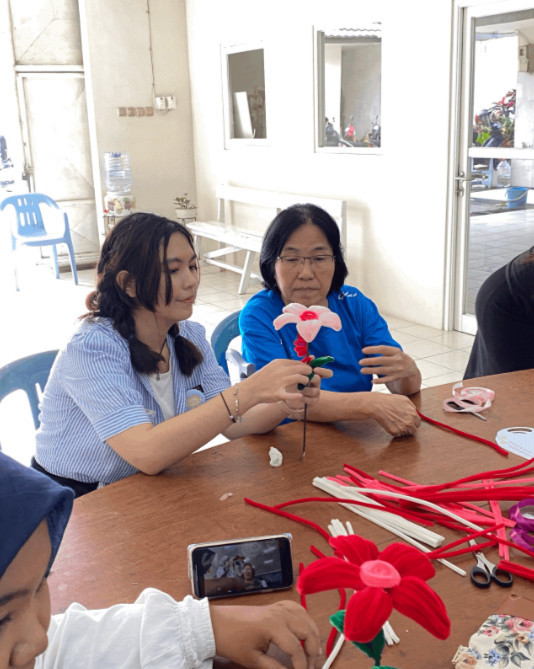 Kegiatan Merangkai Bunga dalam Program Satu Langkah #1