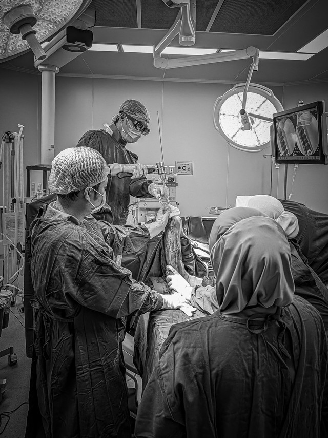 Dokter imam dan tim saat melakukan operasi di RS Universitas Padjadjaran