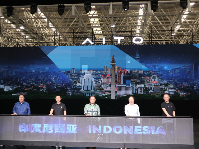 (Kiri ke kanan) Ketua Kamar Dagang Indonesia Komite Tiongkok (KIKT) Garibaldi Thohir, Presiden SERES Automobile Leon He, Duta Besar RI untuk Tiongkok dan Mongolia Djauhari Oratmangun, Direktur Gugus Tugas Otomotif kota Chongqing Qing Zhou, Wakil Presiden SERES Group Yin Xianzhi menghadiri peluncuran tur jalan darat mobil listrik asal China "AITO" dari Chongqing, Tiongkok ke Jakarta, Indonesia sepanjang 5.000 kilometer di "Super Factory SERES", kota Chongqing, China pada Senin (4/8/2025). Foto: Dok. Istimewa
