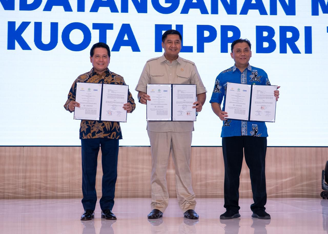 Direktur Utama BRI Hery Gunardi (kiri), Menteri Perumahan dan Kawasan Permukiman (PKP) Maruarar Sirait (tengah), dan Komisioner BP Tapera Heru Pudyo Nugroho (kanan) pada penandatanganan MoU Kuota Penyaluran dan Akad Massal 1.000 Nasabah KPR Subsidi di Menara BRILiaN, Jakarta, Selasa (5/8/2025). Foto: Dok. BRI