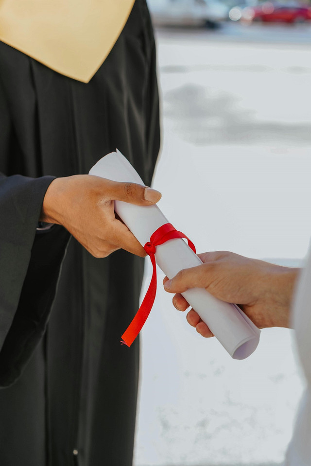 Ijazah yang diserahkan kepada mahasiswa yang berhasil menyelesaikan perkuliahan (Foto: Olia Danilevich/Pexels)