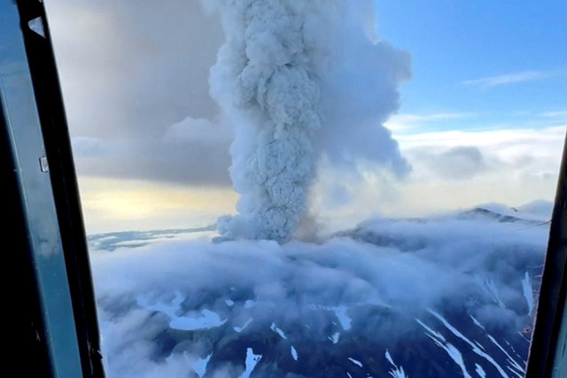 Foto udara menunjukkan letusan Gunung Berapi Krasheninnikov di wilayah Kamchatka, Rusia, Minggu (3/8/2025). Foto: Instagram/@artemsheldr/via REUTERS