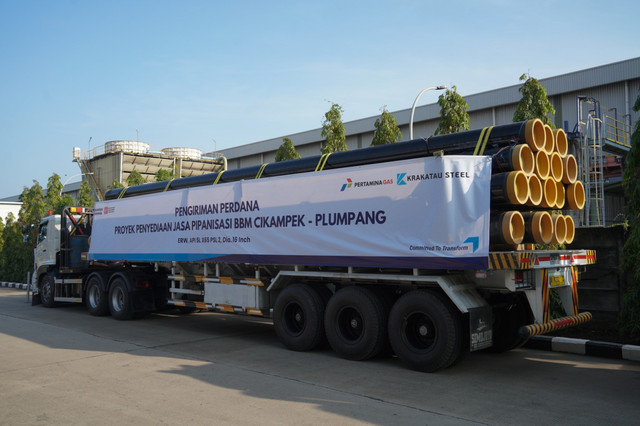 Pengiriman perdana pipa BBM Cikampek-Plumpang dari PT Krakatau Steel (Persero) Tbk untuk PT Pertamina Gas (Pertagas) pada Selasa (5/8/2025). Foto: Pertamina