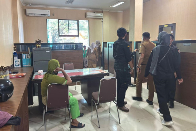 Dinsos Pekanbaru amankan ibu yang suruh anaknya mengemis di Pekanbaru. Foto: Dok. Istimewa