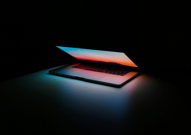 Ilustrasi spesifikasi laptop untuk pemula. Foto: Unsplash