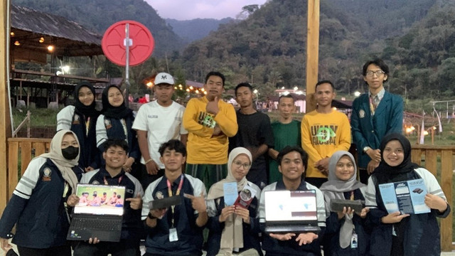 Foto bersama dengan Pengelola Sampah, BUMDes Sriwulan