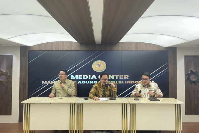 Konferensi pers Mahkamah Agung (MA), terkait pelaporan dugaan pelanggaran etik Majelis Hakim yang menangani perkara Thomas Trikasih Lembong atau Tom Lembong, di Gedung MA, Jakarta Pusat, Rabu (6/8/2025).  Foto: Fadhil Pramudya/kumparan
