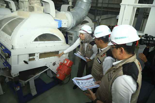 Satgas Pangan Polri menggelar rekonstruksi lapangan terkait produksi beras yang diduga tidak sesuai standar mutu di PT Padi Indonesia Maju. Foto: Dok. Istimewa