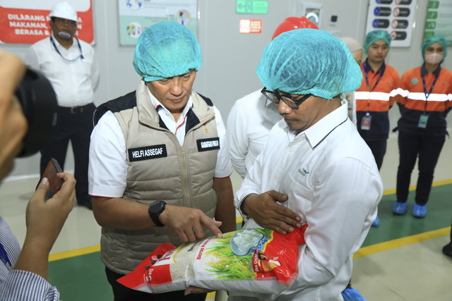 Satgas Pangan Polri menggelar rekonstruksi lapangan terkait produksi beras yang diduga tidak sesuai standar mutu di PT Padi Indonesia Maju. Foto: Dok. Istimewa