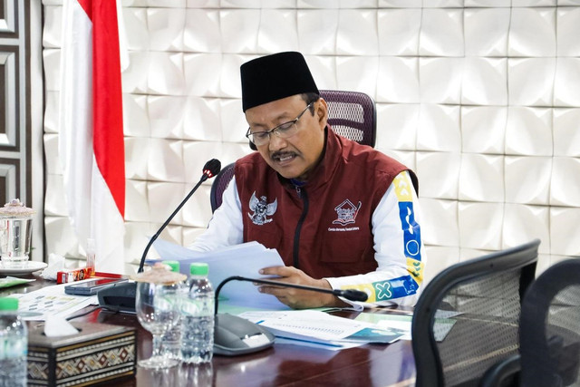 Mensos Saifullah Yusuf (Gus Ipul) menghadiri secara virtual Rapat Koordinasi Percepatan Implementasi Program Pemerintah Pusat di Provinsi Nusa Tenggara Timur (NTT). Foto: Kemensos RI