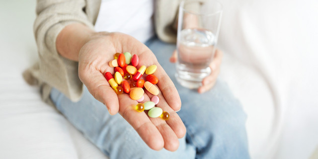 Ilustrasi konsumsi vitamin (freepik)