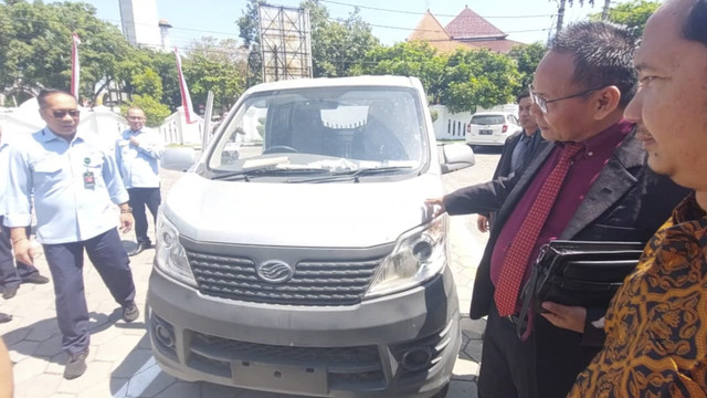 Kasus Gugatan Wanprestasi Jokowi, Hakim PN Solo Cek Mobil Pikap Esemka |  kumparan.com