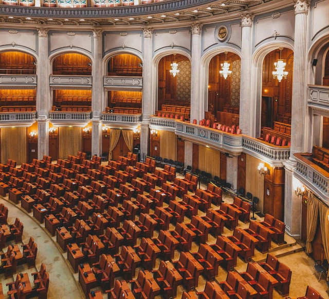 Sumber : https://www.pexels.com/id-id/foto/kota-langit-biru-bangunan-15434152/.