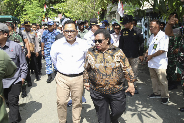 Wamendagri Ribka Haluk tinjau pelaksanaan PSU di TPS 33 di Jayapura, Papua, Rabu (6/8/2025). Foto: Dok. Kemendagri