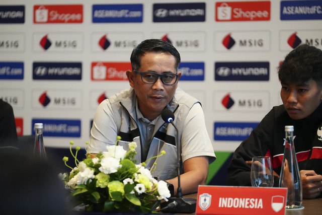 Pelatih interim Timnas Wanita Indonesia, Joko Susilo, dalam konferensi pers jelang laga vs Thailand di Piala AFF Wanita 2025. Foto: PSSI