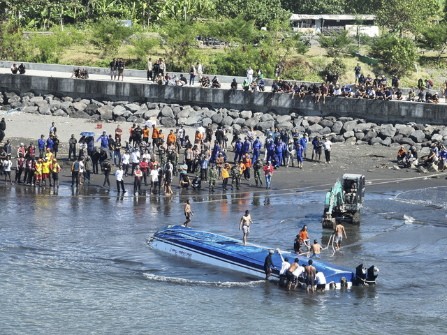 Proses evakuasi Fast Boat Dolpin II terbalik di Pelabuhan Sanur, Rabu (6/8/2025). Foto: Dok. Basarnas Bali
