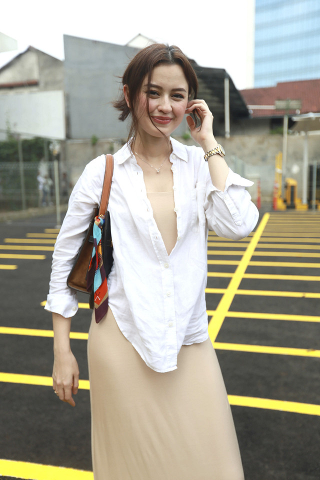 Artis Kimberly Ryder transaksi jual beli mobil di Jakarta, Rabu, (6/8/2025). Foto: Agus Apriyanto