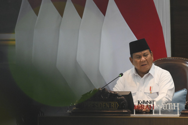Presiden Prabowo Subianto bersiap memimpin Sidang Kabinet Paripurna di Kantor Presiden, Istana Kepresidenan, Jakarta, Rabu (6/8/2025). Foto: Aditya Pradana Putra/ANTARA FOTO