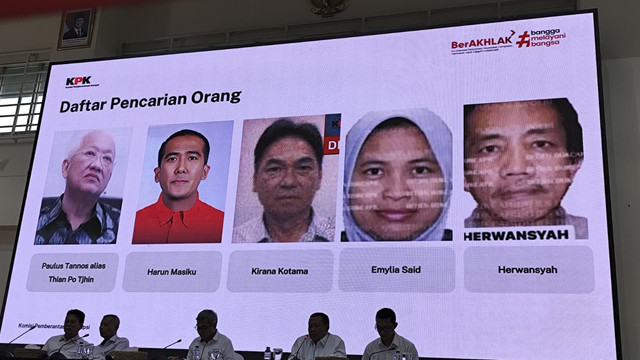 Lima buronan KPK ditampilkan dalam jumpa pers Kinerja KPK Semester I Tahun 2025, Rabu (6/8/2025). Foto: Jonathan Devin/kumparan