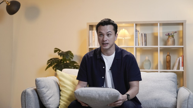 Nicholas Saputra saat berkunjung ke kumparan, Rabu (6/8/2025). Foto: Dicky Adam Sidiq/kumparan