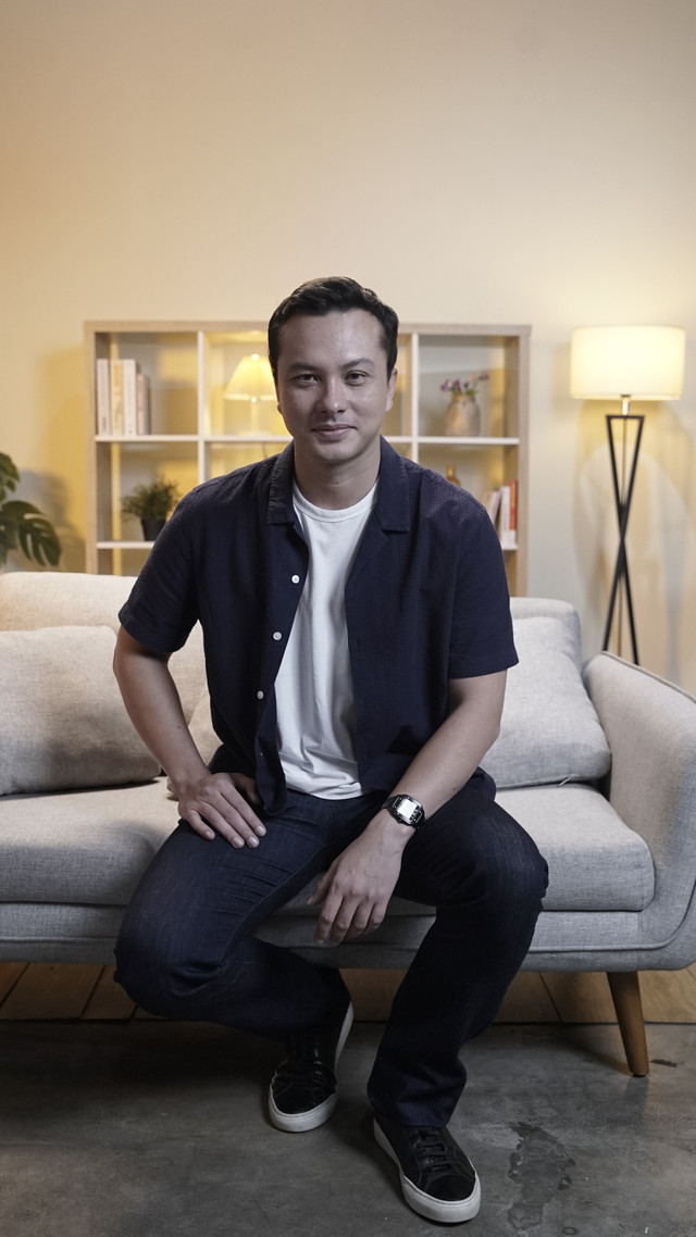Nicholas Saputra saat berkunjung ke kumparan, Rabu (6/8/2025). Foto: Dicky Adam Sidiq/kumparan