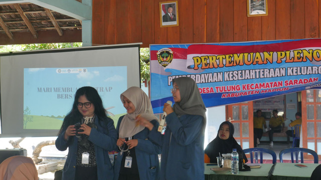 Mahasiswa BBK-6 melakukan edukasi mengenai pemberantasan sarang nyamuk dengan metode 3M Plus sekaligus praktik pembuatan Ovitrap untuk mengeliminasi sarang jentik di ibu-ibu kader, PKK, MTsN, dan perangkat Desa Tulung, Saradan, Kabupaten Madiun.