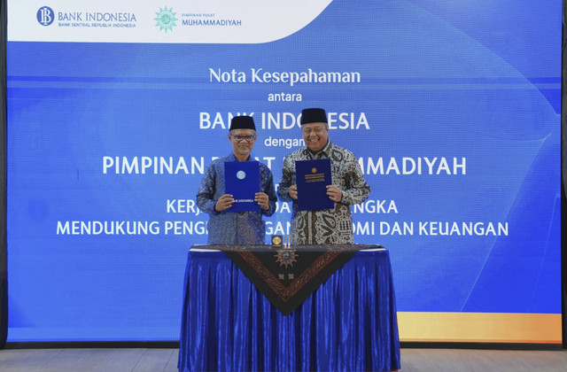 Penandatanganan Nota Kesepahaman (NK) Gubernur Bank Indonesia, Perry Warjiyo dan Ketua Umum PP Muhammadiyah, Prof. Dr. H. Haedar Nashir, M.Si. di Kantor PP Muhammadiyah, Rabu (6/8)/2025.  Foto: Dok. Bank Indonesia