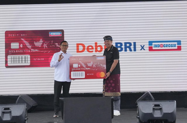 Direktur Network and Retail Funding BRI, Aquarius Rudianto (kiri) dan Direktur Indogrosir, Suyono (kanan) pada peluncuran Kartu Debit Co-Branding BRI – Indogrosir di outlet terbaru Indogrosir Gianyar, Bali (31/7). Foto: Dok. BRI