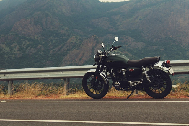 Ilustrasi kenapa motor tidak bisa distarter. Foto: Unsplash/Sanju Santhosh