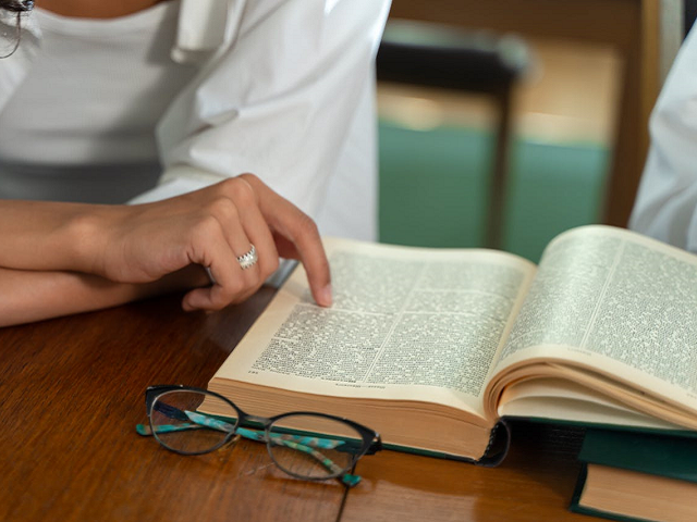 Ilustrasi apa langkah pertama menggunakan KBBI cetak. Sumber: pexels.com/YaroslavShuraev.