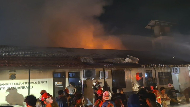 Kantor Polres Kota Banjarbaru terbakar pada Rabu, (6/8/2025). Foto: kumparan