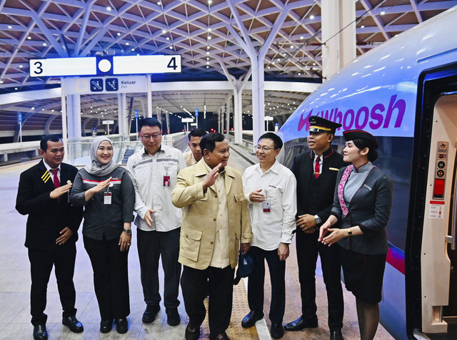 Presiden Prabowo Subianto bertolak menuju Provinsi Jawa Barat dalam rangka kunjungan kerja menggunakan whoosh pada Rabu (6/8/2025). Foto: Dok. Laily Rachev - Biro Pers Sekretariat Presiden