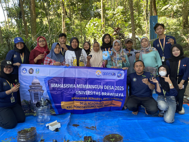 Dokumentasi bersama seluruh panitia MMD UB kelompok 32 dan peserta dari masyarakat Desa Ngadireso setelah kegiatan pelatihan di wisata Tirta Umbulan Desa Ngadireso, Kecamatan Poncokusumo, Minggu (20/7/2025). Foto: MMD UB kelompok 32