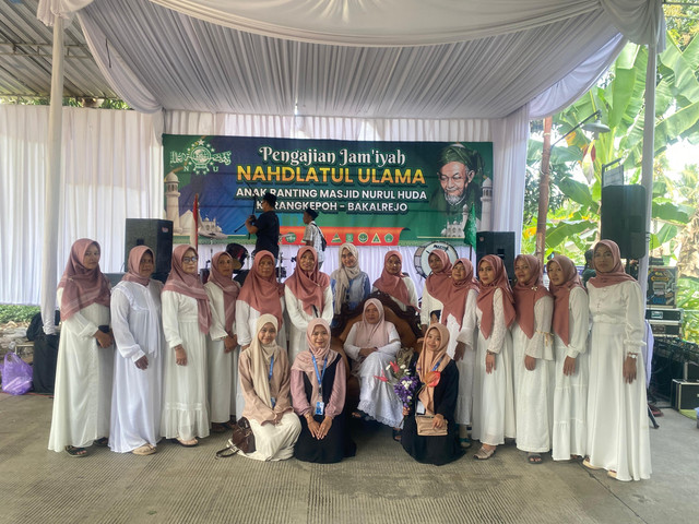 Foto bersama dengan tim Rebana Mahabbahtur Rasul 