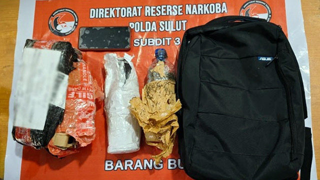 Barang bukti yang disita oleh Ditresnarkoba Polda Sulawesi Utara terkait pengiriman paket narkotika jenis ganja yang dikirim lewat jasa pengiriman. (foto: istimewa polda sulut)