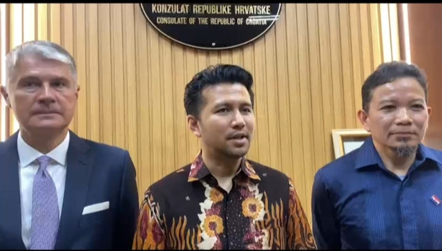 Wagub Jatim Emil Dardak (tengah) saat menghadiri pembukaan kantor Konsul Kroasia di Surabaya.