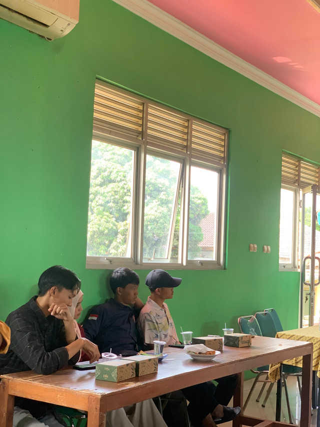Sosialisasi Re-Branding dan Digitalisasi UMKM Desa Sukatani oleh Mahasiswa Unida (1)