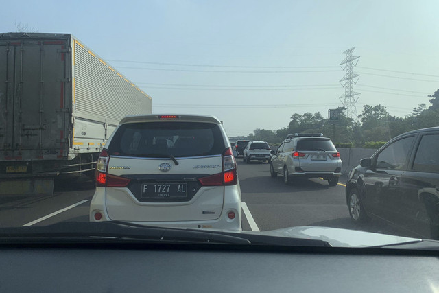 Sejumlah kendaraan terjebak kemacetan di Jalan Tol Jagorawi, Bogor, Jawa Barat, Kamis (7/8/2025). Foto: Mirsan Simamora/kumparan