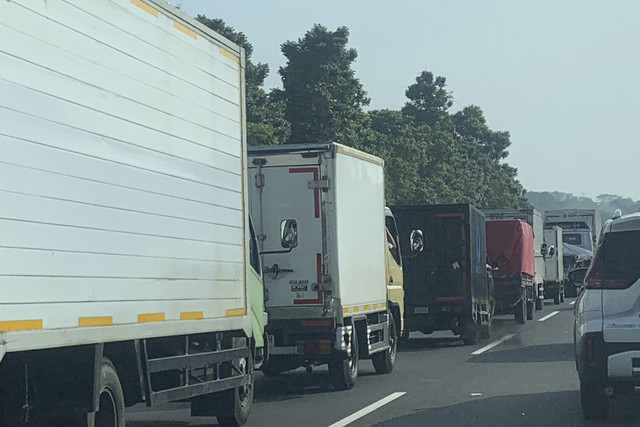 Truk melaju di jalur satu (kiri) saat terjebak kemacetan di Jalan Tol Jagorawi, Bogor, Jawa Barat, Kamis (7/8/2025). Foto: Mirsan Simamora/kumparan