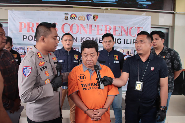 Kapolres OKI AKBP Eko Rubiyanto bersama anggota lainnya melakukan press rilis penangkapan eks kades di Desa Lirik, Kecamatan Pangkalan Lampam yang diduga sudah korupsi dana desa. Foto : Dok Polres OKI
