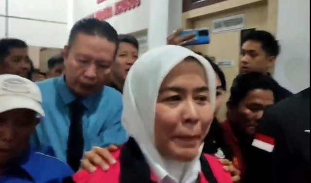 Fitrianti Agustinda, eks Ketua PMI Kota Palembang periode 2019–2024 sekaligus mantan Wakil Wali Kota Palembang saat di bawa tim Kejari Palembang hendak ke mobil tahanan. Foto : Istimewa