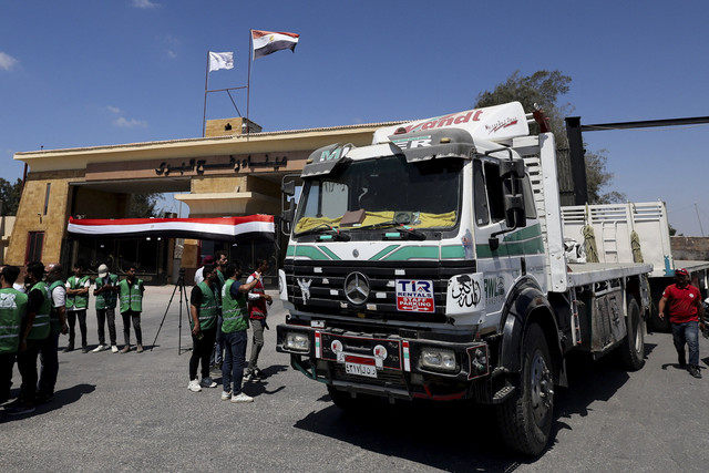 Truk yang membawa bantuan memasuki Mesir dari Gaza melalui pos perbatasan Rafah di Rafah, Mesir, Rabu (6/8/2025). Foto: Amr Abdallah Dalsh/Reuters