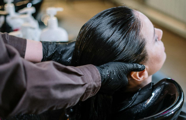 ilustrasi rekomendasi shampo untuk rambut rontok dan penumbuh rambut- Sumber: pexels-cottonbro