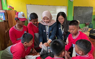 Demonstrasi penanaman tanaman hias dalam pot tanaman ecobrick hasil karya siswa-siswa SDN 02 Sidodadi