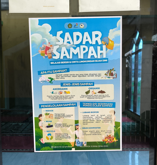 Poster edukasi “Sadar Sampah” dipasang di mading SDN 005 Muara Badak sebagai bagian dari kegiatan KKN.