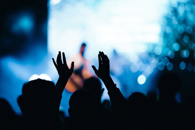 Jadwal dan Lokasi Konser Anniversary Day6. Foto hanya sebagai ilustrasi saja, bukan gambar sebenarnya. Sumber: Unsplash/Martin Marek.