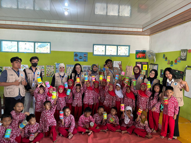 Pelaksanaan kegiatan mahasiswa KKN 95 UMBY dalam edukasi menabung sejak dini melalui program "Celengan Impian".